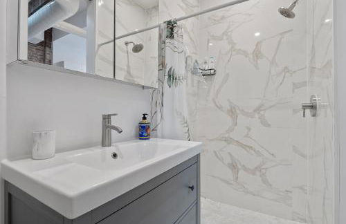 Chic Penthouse with bus stop at doorstep - 15 Minutes to NYC - Foto 36