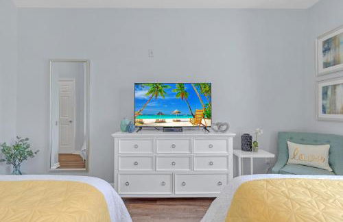 Top floor condo with view of lake, pool and fireworks! Next to Convention Center! - Foto 52