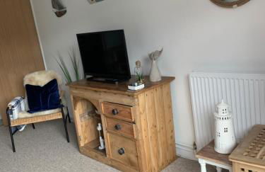 Lovely home from home apartment 8 mins walk to beach with free parking and sun deck 2 bed sleeps 4 - Photo 3