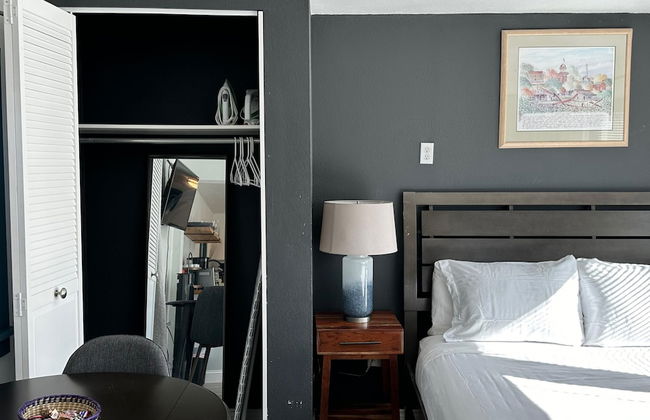 Cute Tiny House With Fenced Yard Near Plaza Dist - Photo 7