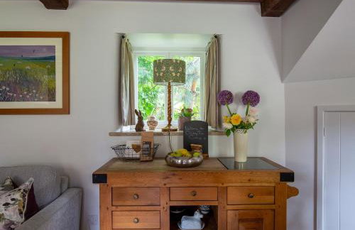 Climbing Rose Cottage - Dog Friendly - Peaceful Cotswold Cottage - Photo 23