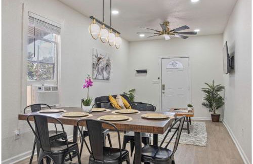 Glorius Amazing 2BR1BA Stay Near Lively Downtown - Foto 10