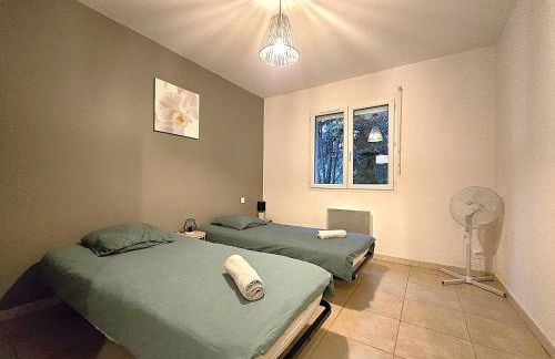 Le Parc Jean Édouard - Spa avec jacuzzi privé - Superbe villa 4 chambres - 9 couchages - 6 lits - Poêle - Parking - Climatisation réversible- Terrasse ombragée et grand jardin - Foto 41