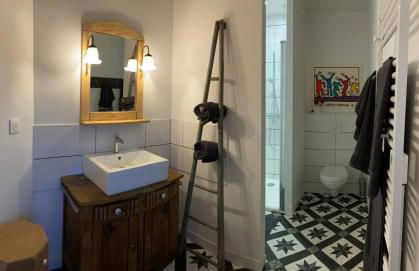 Lou Clapas - Photo 2