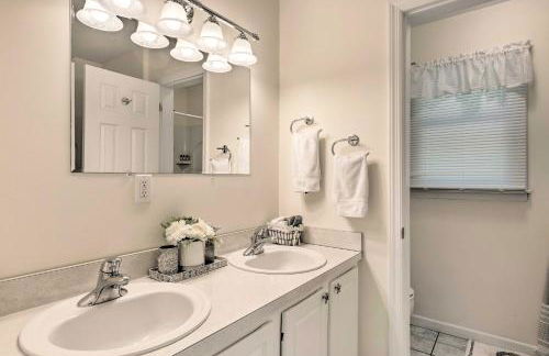 Less Than 1 Mi to Beach Luxury North Fork Retreat with Deck - Foto 13