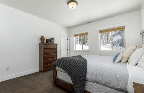 The Moccasin Lodge with Hot Tub and Fire Pit Escape - Foto 33