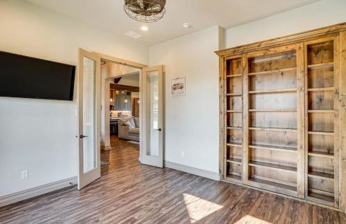 Elegant Sunset Meadow Ranch in Texas with Hot Tub - Photo 11