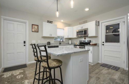 Hook, Line and Leisure Lakefront Gem with Porch! - Foto 12