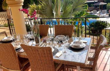 Luxury Villa with Pool & Garden - Foto 10