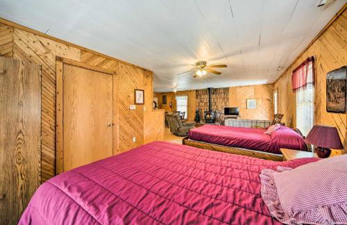 The Burgundy Cabin Iowa Retreat Pond and Fire Pit - Foto 11