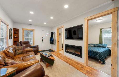 Cozy 3BR Cabin With Hot Tub on Nippersink Creek - Photo 31