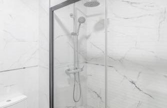 Spacious & Stylish Flat with Garage by HostWise - Foto 35