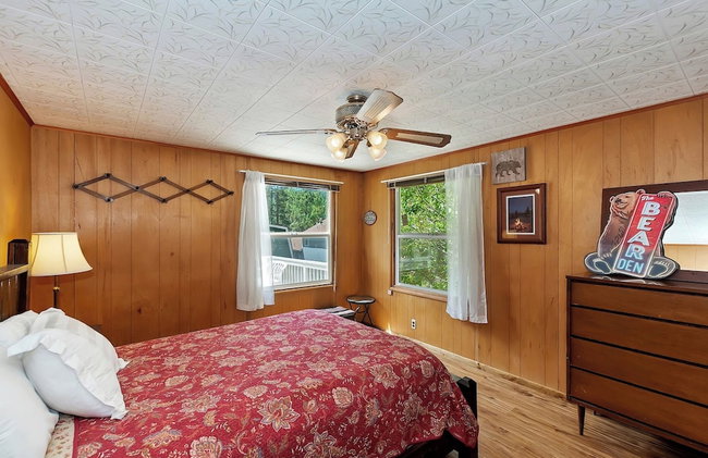 Sunshine Cabin - Cozy 2-Story Getaway - Photo 9
