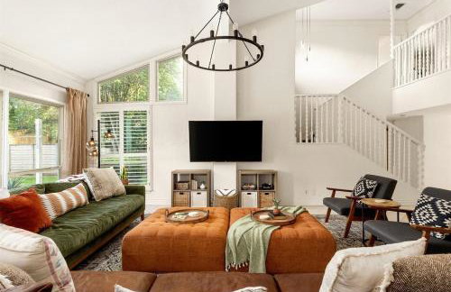 Pool! Games! Dogs! Space! - Foto 57