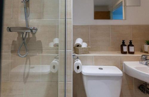 Elegant City Retreat Contemporary 2BR 2BA Netflix Included - Foto 16