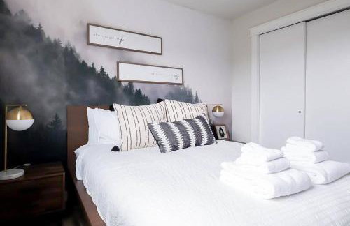 Stylish Modern Farmhouse wYard 10 mins from DT - Foto 47