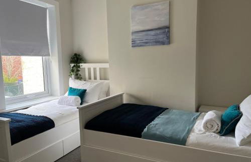 Three Bedroom City Home with Garden - Photo 16