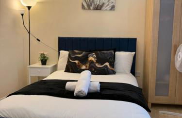 Double bed Quinton ,Studio Fast WiFi,Netflix, No deposit Required - Foto 5