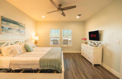 Noisywaves - Beachfront Paradise with Hot Tub, Yard, and Game Room - Foto 25