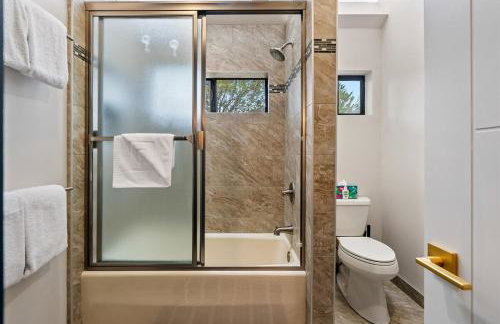 Mid-Mod Hilltop Retreat Views & Local Wildlife - Foto 32