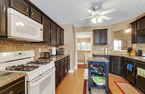 6BR Home • Spacious Yard + Grill • Peaceful Suburb - Foto 23