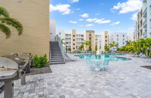 Waterside Retreat: Modern 2BR, Mins to Beach & Apt - Photo 41