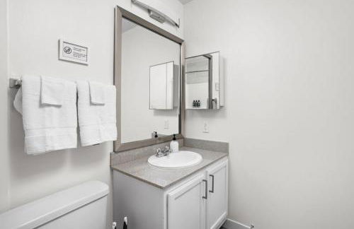 BOLD 2BR 2BA In The Block Apartment by CozySuites - Foto 16