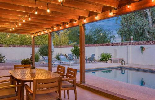 Stylish Mid-Century Oasis with Pool - Foto 13