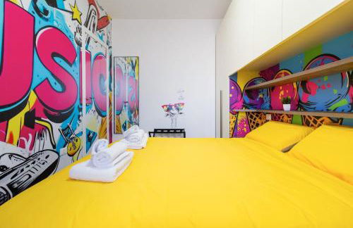 Black & White or Pop Art - Design Apartments with Parking & WiFi - Photo 39