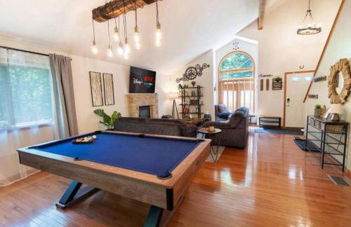 Serenity Falls - Stylish 4Bdr Mountain Retreat, Hot Tub, Pool - Foto 26