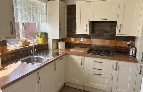 Cosy 2-bed semi-detached house by the lake - Foto 1