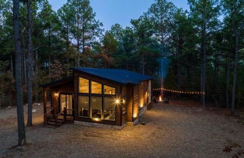 The Blaylock Cabin, 2 King, Hot Tub, Pet Friendly! - Foto 1