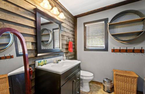 Knotty By Nature- Pet Friendly, Firepit, 150 Acres - Foto 17