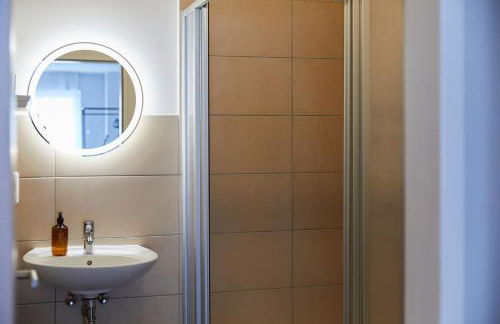 R B Apartment Hamburg Comfort am Flughafen für 1-5 Personen - ideal für Geschäftsreisende und Familien - Küche - Smart TV - Waschtrockner - kostenloser Parkplatz - Foto 14