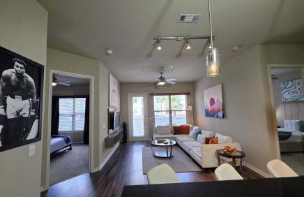 Poolside Comfort 2BR Galleria Stay AND Garage - Foto 26