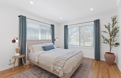 Chic 2BR Highland Retreat Near UT and Downtown, Free Parking by Austin Vacay - Foto 4
