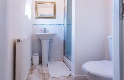 10 Guests - 5 Bedrooms - Free Parking - Lux House - Foto 8