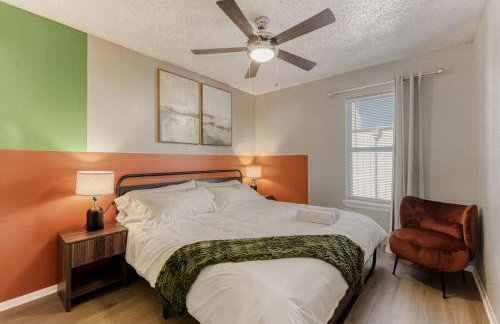 Serene King Suite Getaway - Sleeps 4 - Pool, Pkg - Foto 4