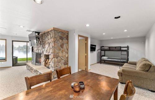 Beautiful Private Lake Lodge with Private Dock and Mountain Views - Foto 25