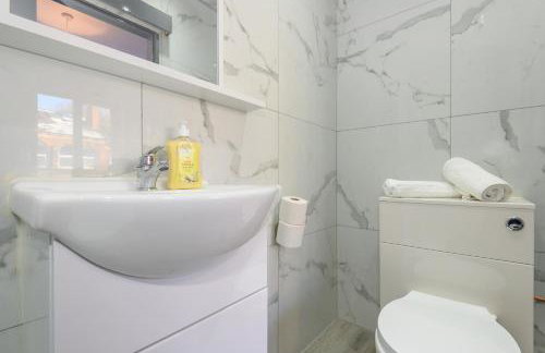 Leeds Stay Private En-Suite Room Shared Kitchen - Pass the Keys - Photo 28