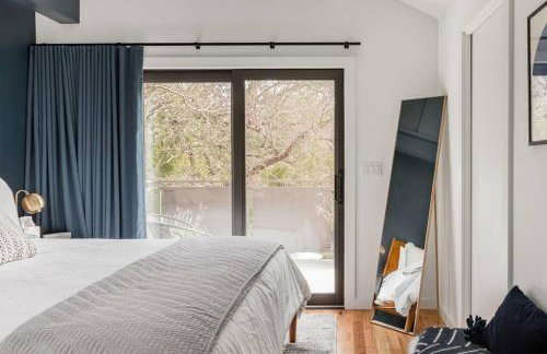 Cozy Bungalow Retreat Walking Distance to Downtown - Photo 23