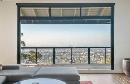 Luxury 3BR Hillside Retreat wAC Panoramic View - Photo 3