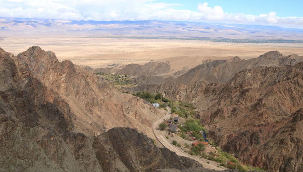 Ruta del Adobe y Termas de Fiambalá en 1 o 2 días - Photo 3, Panorámica de las montañas áridas