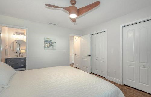 Dog Friendly Home wPrivate Fenced Yard, Garage & Fire Pit STEPS to the Beach! - Foto 12