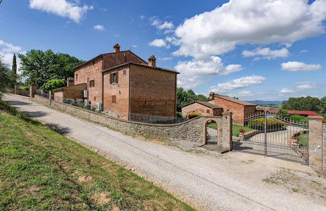 Farmhouse in Tuscany With Pool and Hill Views - Photo 24
