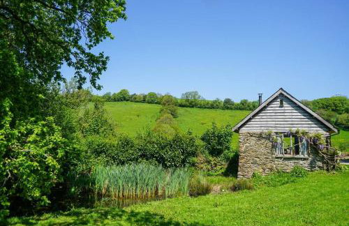 Escape to an Idyllic Countryside Couple's Retreat - Photo 1