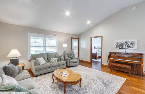 2 Mi to Main Street Family Home in Winfield! - Foto 5