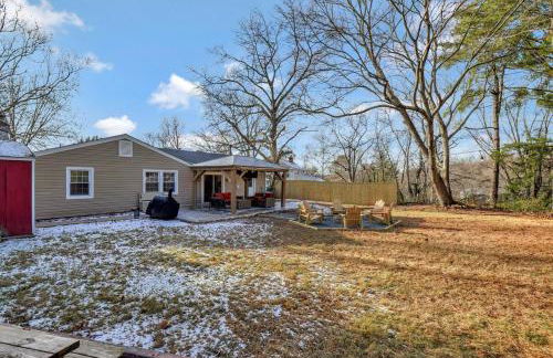 Cozy 4BR Retreat - Private backyard, Gazebo & Grill - Foto 40