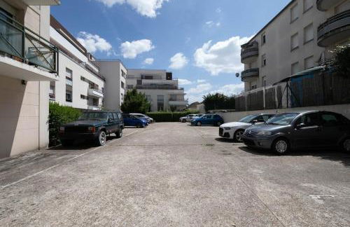 Parisian Chic & Spacious Studio with Parking - Foto 14