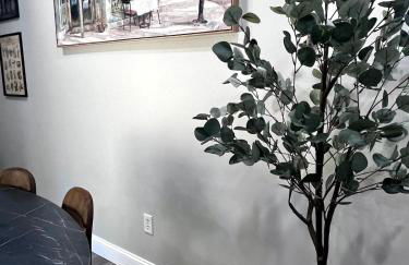 Quiet Stylish Stay with Office Space near Downtown - Foto 28